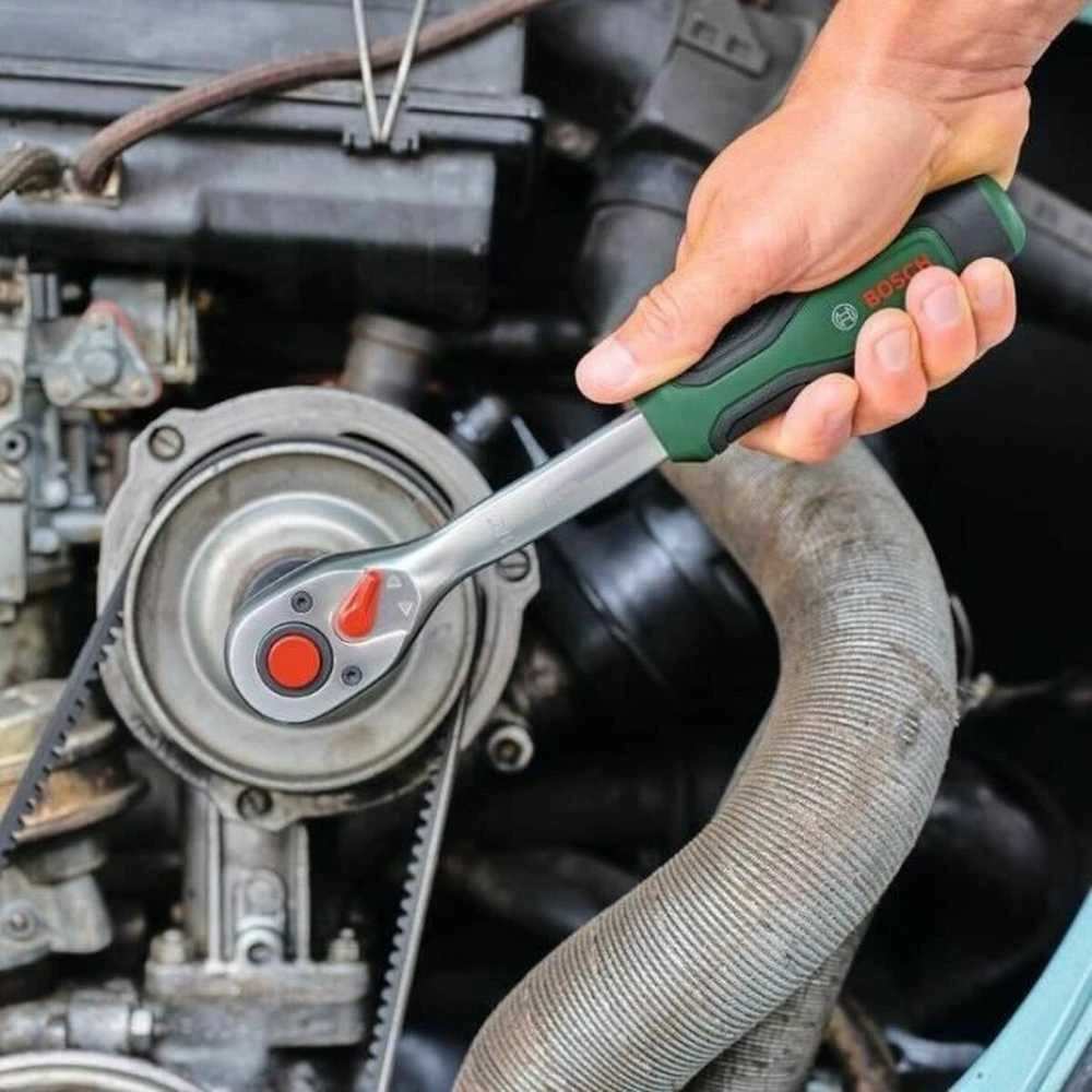 Bosch terkšlinis raktas automobilio variklio remonto metu