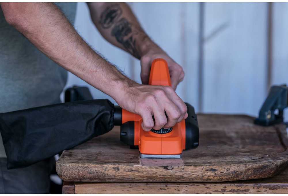 Black & Decker Juodas & Decker Elektrinis oblius Juodas & Decker BEW712-QS; 710 W