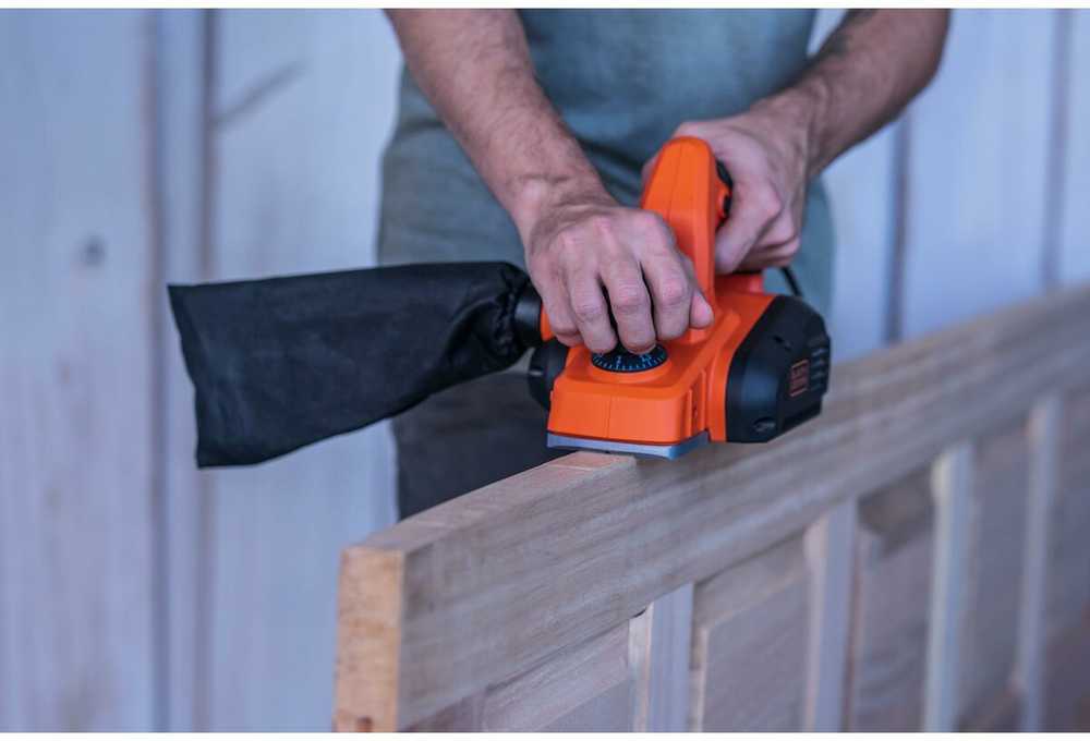 Black & Decker Juodas & Decker Elektrinis oblius Juodas & Decker BEW712-QS; 710 W