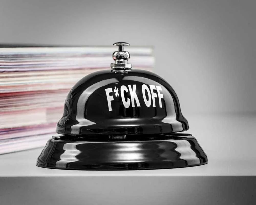 Stalo skambutis, skirtas „F*CK OFF“