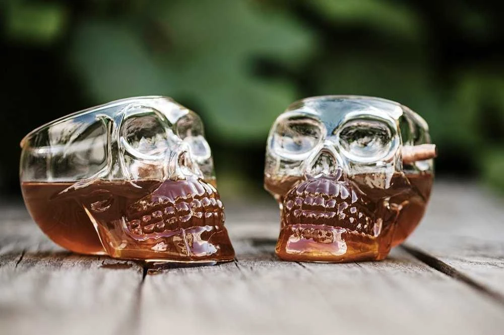 Upominkarnia Kaukolės formos taurė su kulka (340ml)