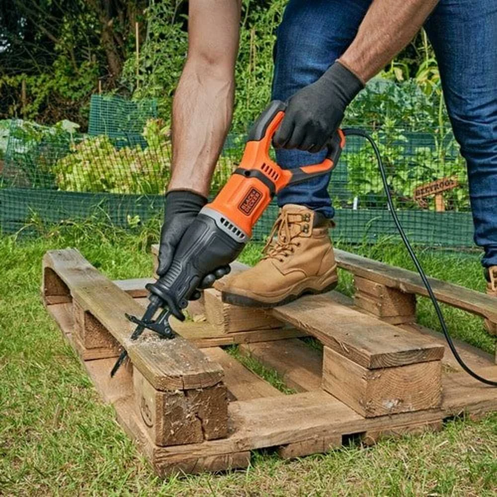 Black & Decker tiesinis pjūklas BES301K-QS, 750W