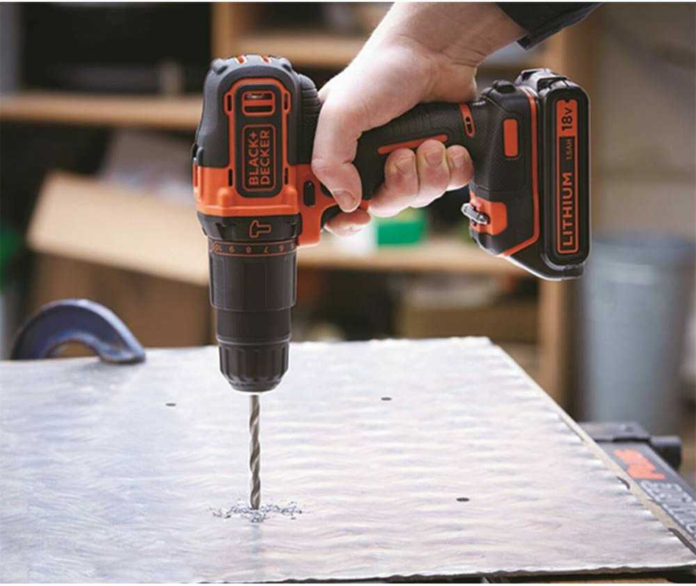 Black & Decker Juodas + DECKER PLAKŠKAS GRĄŽAS 18V 2x1,5Ah + 80vnt PRIEDAI