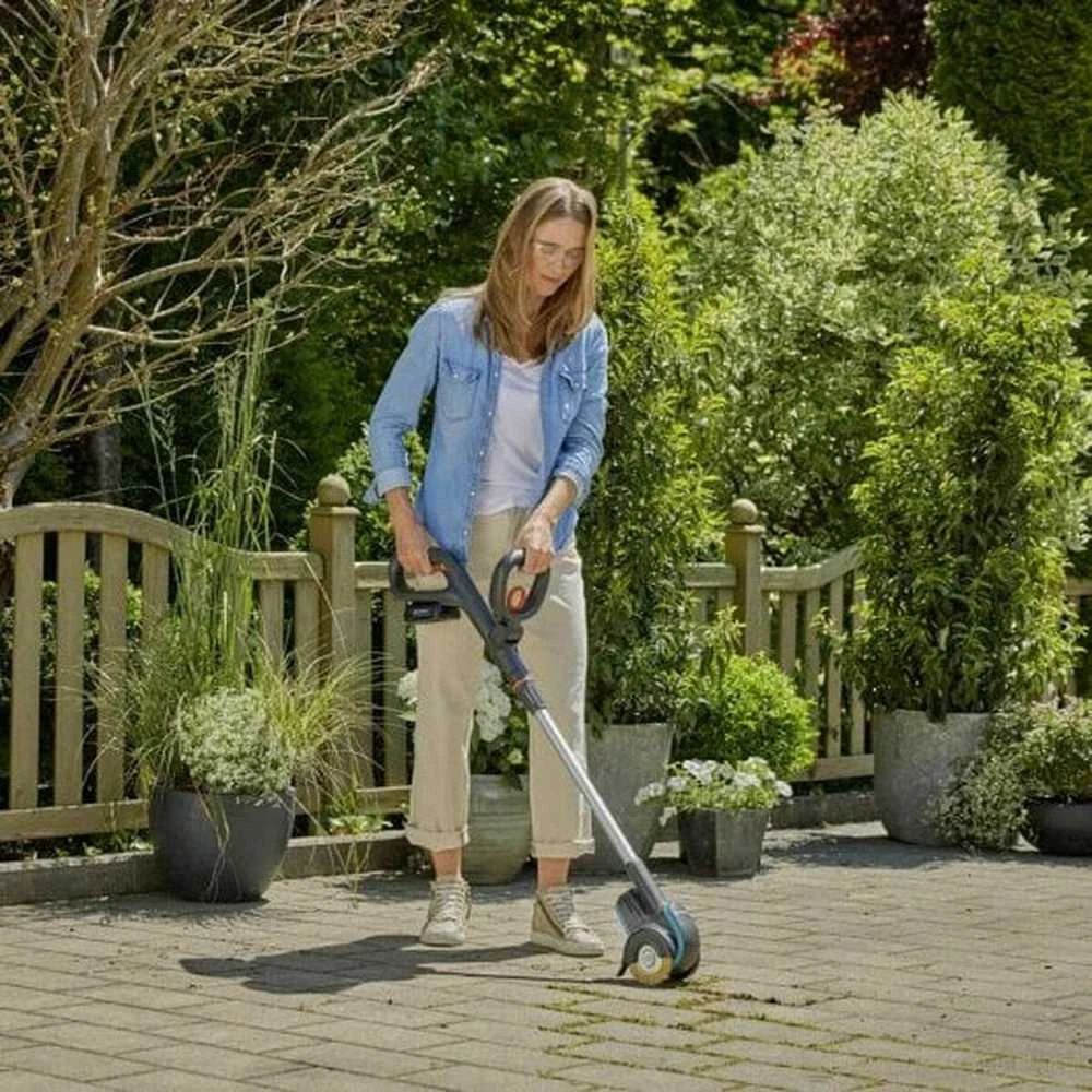 Gardena Akumuliatorinis trinkelių tarpų šepetys EasyWeed 1800/18V P4A rinkinys