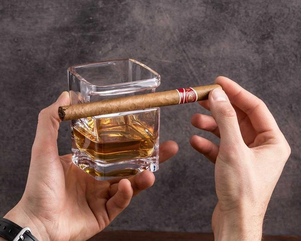 Stiklinė viskiui su cigaro laikikliu