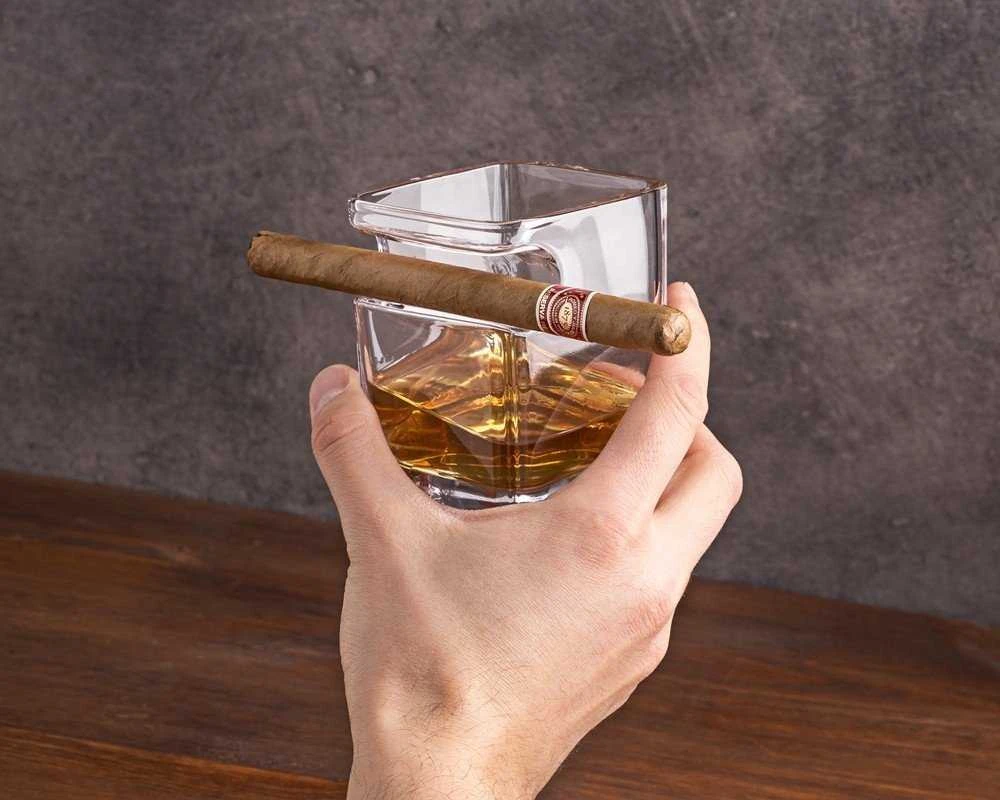 Stiklinė viskiui su cigaro laikikliu