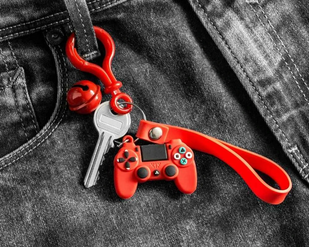 Upominkarnia Raktų pakabukas Dovanų parduotuvė Gamer raktų pakabukas su varpeliu - RAUDONAS