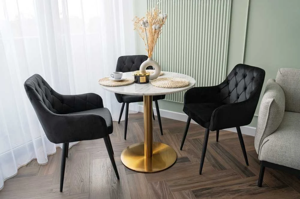Aksominė valgomojo kėdė, juodos metalinės kojos, dygsniuotas raštas, lofto stiliaus, glamūrinė, virtuvės, modernaus dizaino
