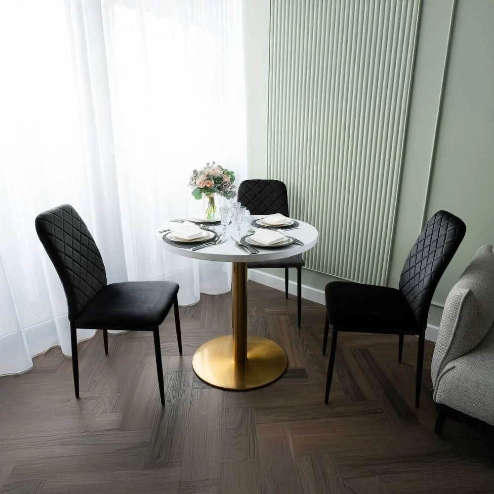 Aksominis valgomojo kėdė svetainei, dygsniuotas dizainas, juodos metalinės kojos, 90 cm aukščio, minkšta kėdė su atlošu, moderni valgomojo kėdė