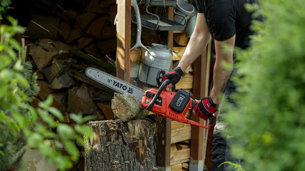 Yato Akumuliatorinis grandininis pjūklas, 36V, 400 mm juosta, didelis grandinės greitis, malkoms, medžių pjovimui, statyboms ir stogams