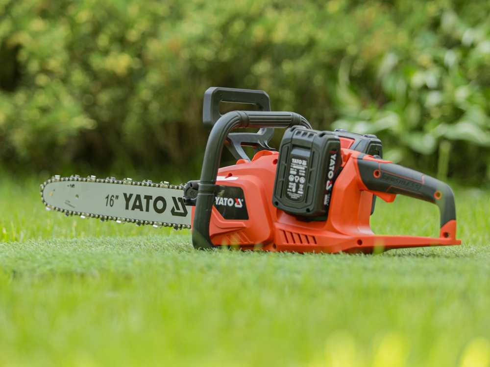 Yato Akumuliatorinis grandininis pjūklas, 36V, 400 mm juosta, didelis grandinės greitis, malkoms, medžių pjovimui, statyboms ir stogams