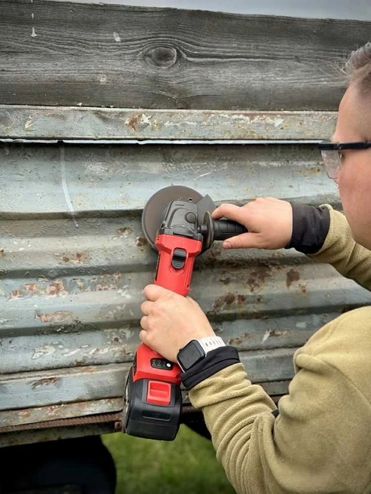 Akumuliatorinis kampinis šlifuoklis, 18V bešepetėlinis variklis, 125mm diskas, reguliuojamas greitis, metalo pjovimui ir šlifavimui, su 4Ah akumuliatoriumi