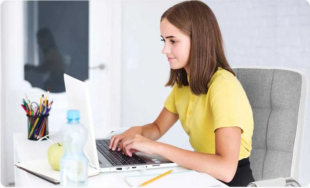Audininė biuro kėdė, pilka ir balta, reguliuojamo aukščio, pasvirimo funkcija, ergonomiškas atlošas, patogi biuro kėdė