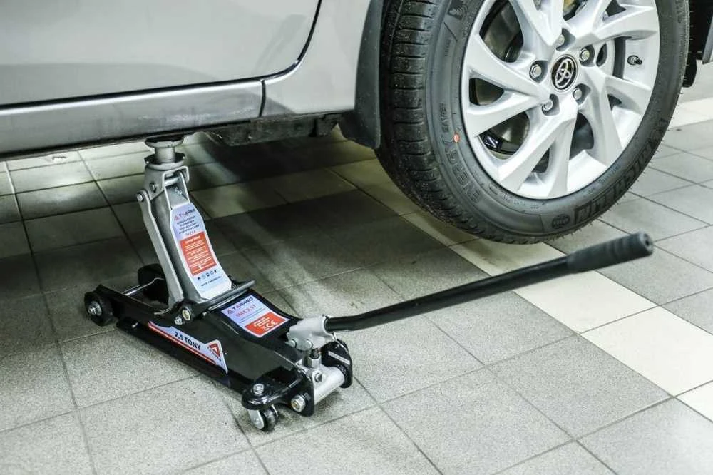 Automobilinis žemo profilio grindų domkratas, didelio našumo hidraulinis domkratas automobiliams, 2.5 tonos domkratas su guminiais padais