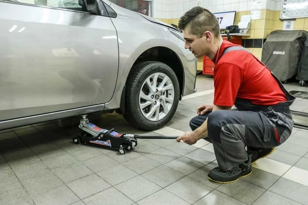 Automobilinis žemo profilio grindų domkratas, didelio našumo hidraulinis domkratas automobiliams, 2.5 tonos domkratas su guminiais padais