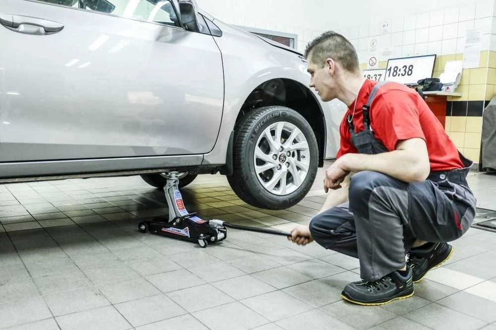 Automobilinis žemo profilio grindų domkratas, didelio našumo hidraulinis domkratas automobiliams, 2.5 tonos domkratas su guminiais padais
