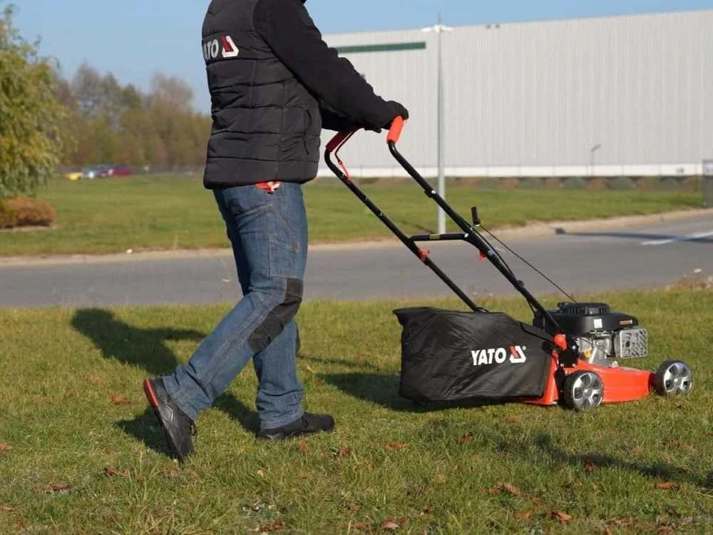 Yato Benzininė vejapjovė, 41 cm pjovimo plotis, galinis išmetimas, 123 cm³ variklis, mažiems ir vidutiniams sodams, lengvas aukščio reguliavimas