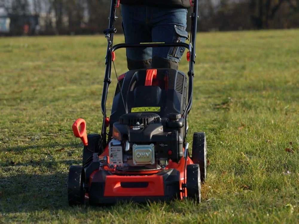 Yato Benzininė vejapjovė 46 cm su savaeige pavara, 4 in 1 funkcija, benzininė vejapjovė, sodo vejapjovė