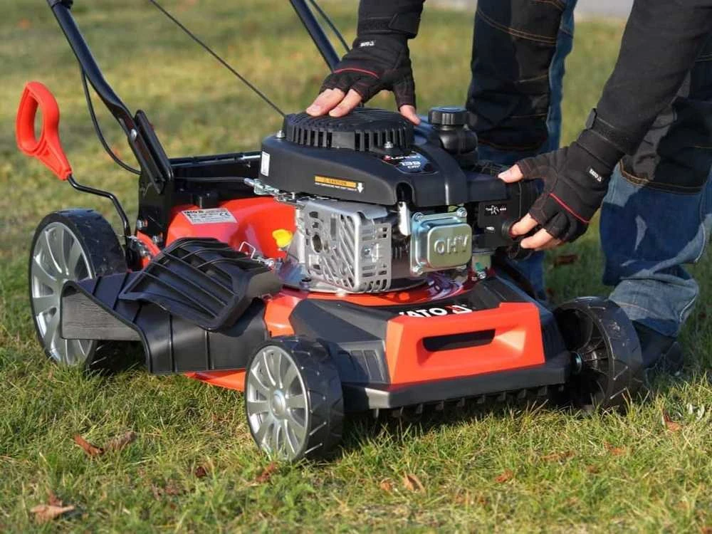 Yato Benzininė vejapjovė 46 cm su savaeige pavara, 4 in 1 funkcija, benzininė vejapjovė, sodo vejapjovė