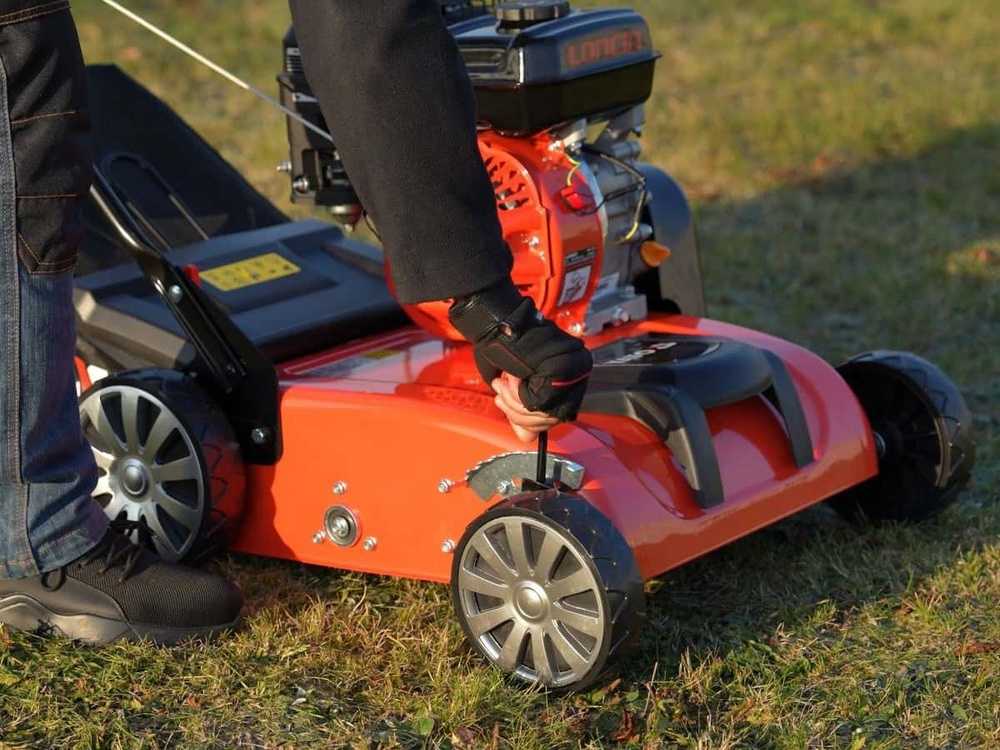 Yato Benzininis vejos skarifikatorius ir aeratorius, 2-in-1 sodo įrankis, 38 cm darbinis plotis, vejos priežiūrai ir atgaivinimui