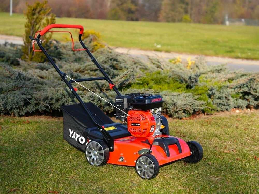 Yato Benzininis vejos skarifikatorius ir aeratorius, 2-in-1 sodo įrankis, 38 cm darbinis plotis, vejos priežiūrai ir atgaivinimui