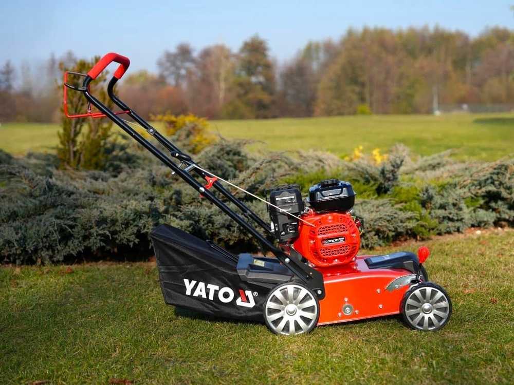 Yato Benzininis vejos skarifikatorius ir aeratorius, 2-in-1 sodo įrankis, 38 cm darbinis plotis, vejos priežiūrai ir atgaivinimui