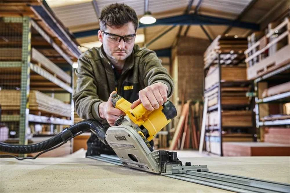 Dewalt elektrinis įleidžiamas pjūklas + kreipiančioji liniuotė, 1,5 m (‎DWS520KTR-QS)