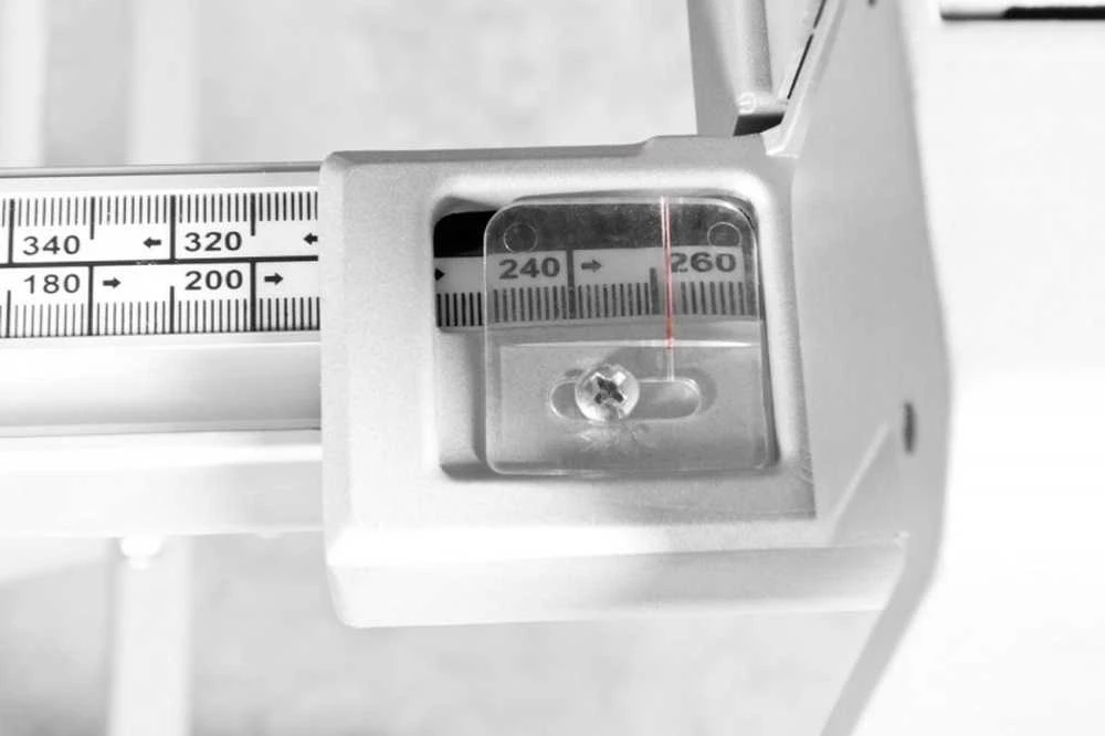 Diskinis pjūklas, 2000W, 254mm diskas, su aliuminio stalu, medienos pjovimui, kampo reguliavimas, didelio našumo diskinis pjūklas