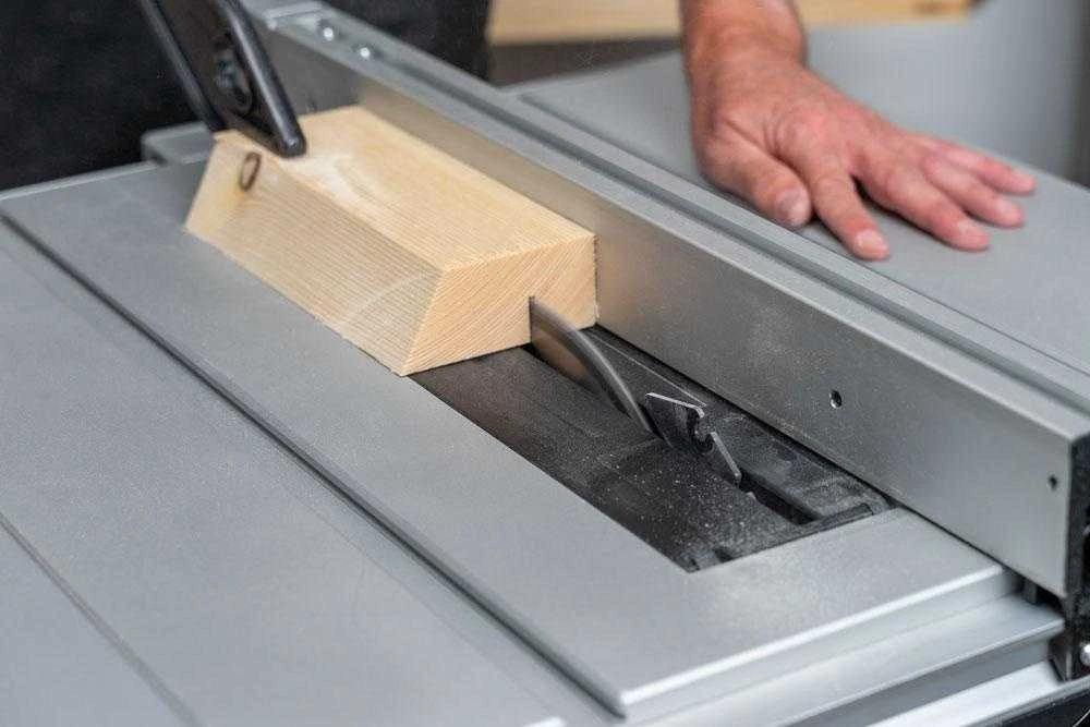Diskinis pjūklas, 2000W, 254mm diskas, su aliuminio stalu, medienos pjovimui, kampo reguliavimas, didelio našumo diskinis pjūklas