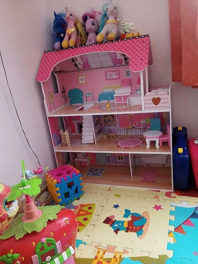 Doll House Medinis lėlių namas, 3 aukštų, su LED apšvietimu ir baldų komplektu