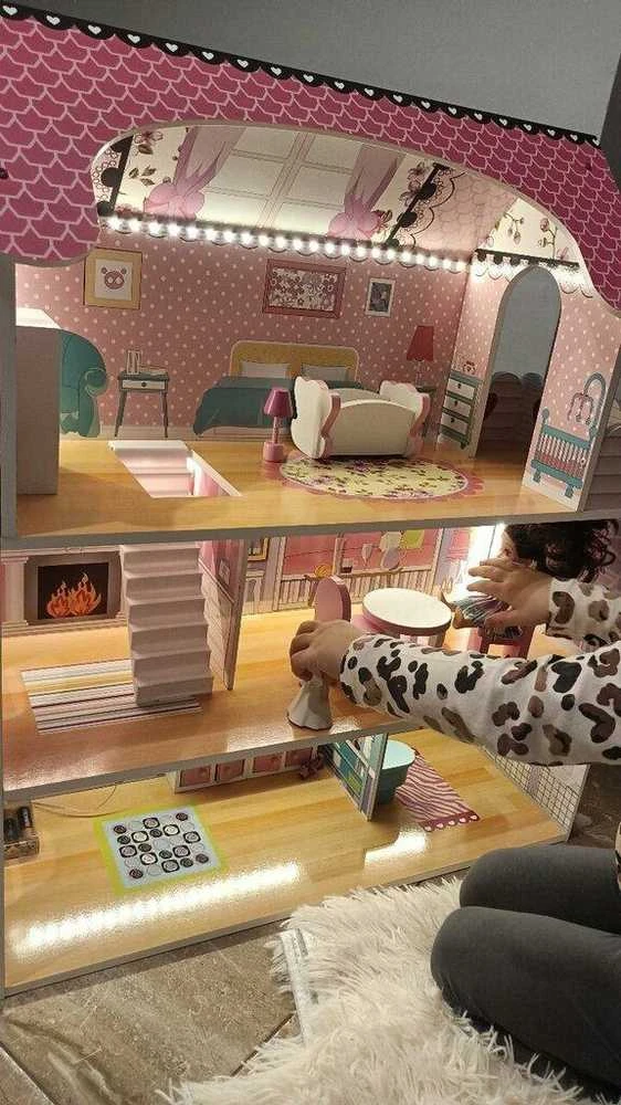 Doll House Medinis lėlių namas, 3 aukštų, su LED apšvietimu ir baldų komplektu