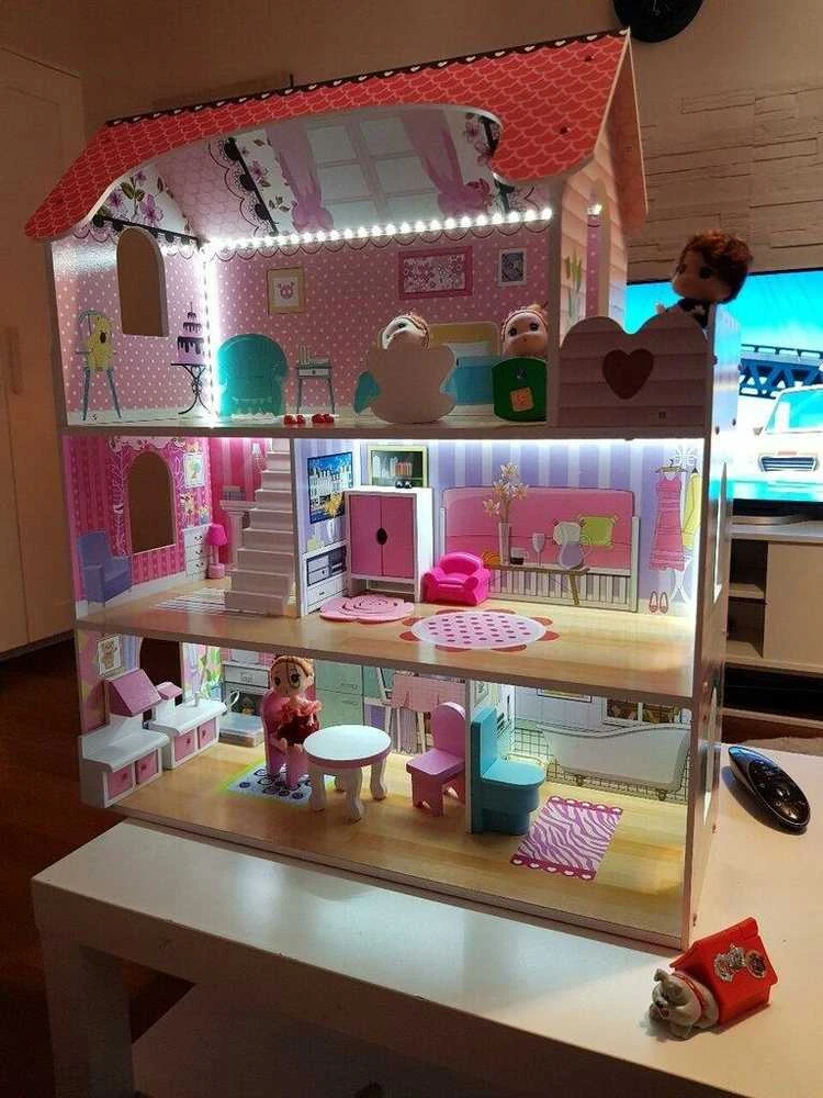 Doll House Medinis lėlių namas, 3 aukštų, su LED apšvietimu ir baldų komplektu