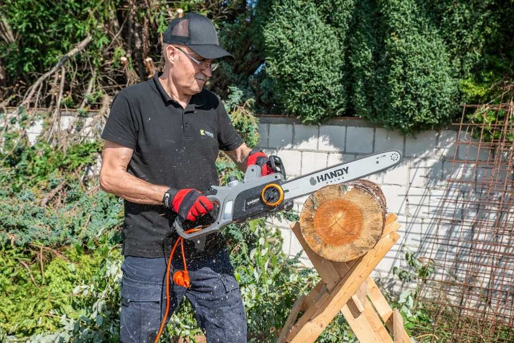 Elektrinis grandininis pjūklas 40 cm, 2200W. Medžio pjovimo įrankis, elektrinis pjūklas medžiui.