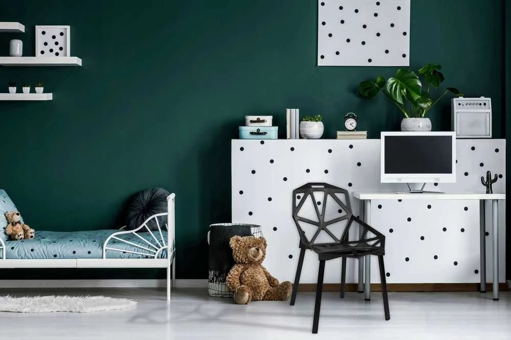 Juodos ažūrinės kėdės, modernus dizainas, sukraunamos, metalinės kojos, valgomojo kėdės, virtuvės, terasos, restoranų