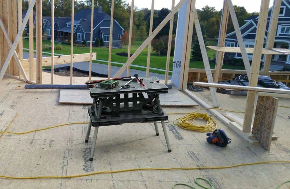 Keter Tools Sulankstomas darbo stalas su dviem stalviršiais, išlaiko 453 kg