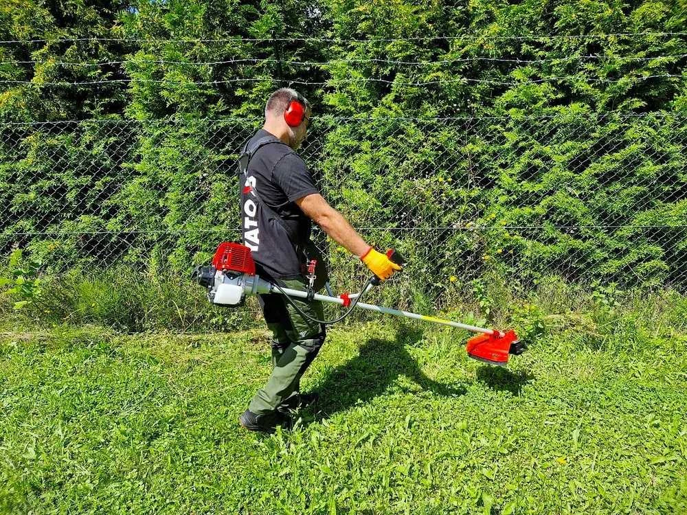 Keturtaktė krūmapjovė, sodo ir piktžolių kontrolei, galingas 31 cm³ variklis, su žoliapjovės valu ir ašmenimis, universali žoliapjovė