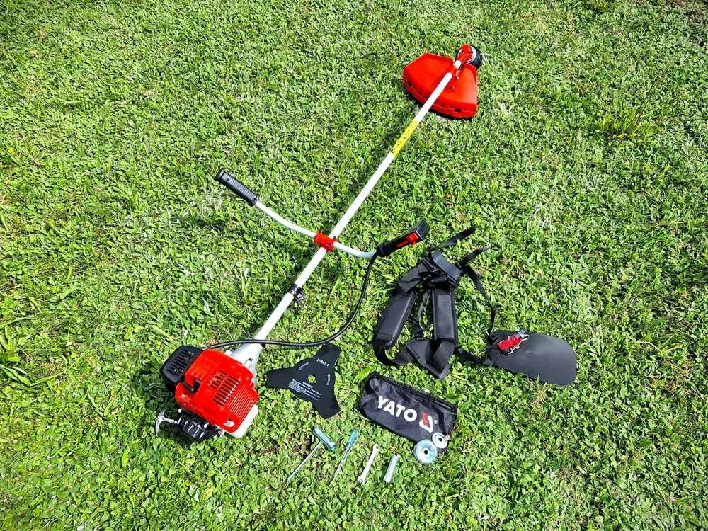 Keturtaktė krūmapjovė, sodo ir piktžolių kontrolei, galingas 31 cm³ variklis, su žoliapjovės valu ir ašmenimis, universali žoliapjovė
