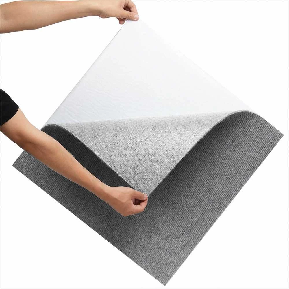 Lipnios kiliminės plytelės miegamajam ir svetainei, minkštos šviesiai pilkos 61x61 cm plytelės, lengvai montuojama grindų danga