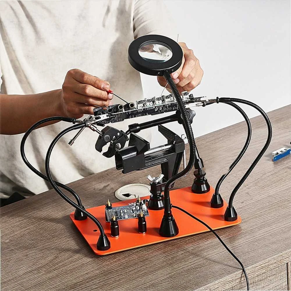 Magnetinė litavimo stotelė su pagalbinėmis rankomis elektronikos remontui, 4 svirčių trečiosios rankos įrankis su 3X LED didinamąja lempa, spaustuvu ir PCB laikikliais, reguliuojamas litavimo laikiklis