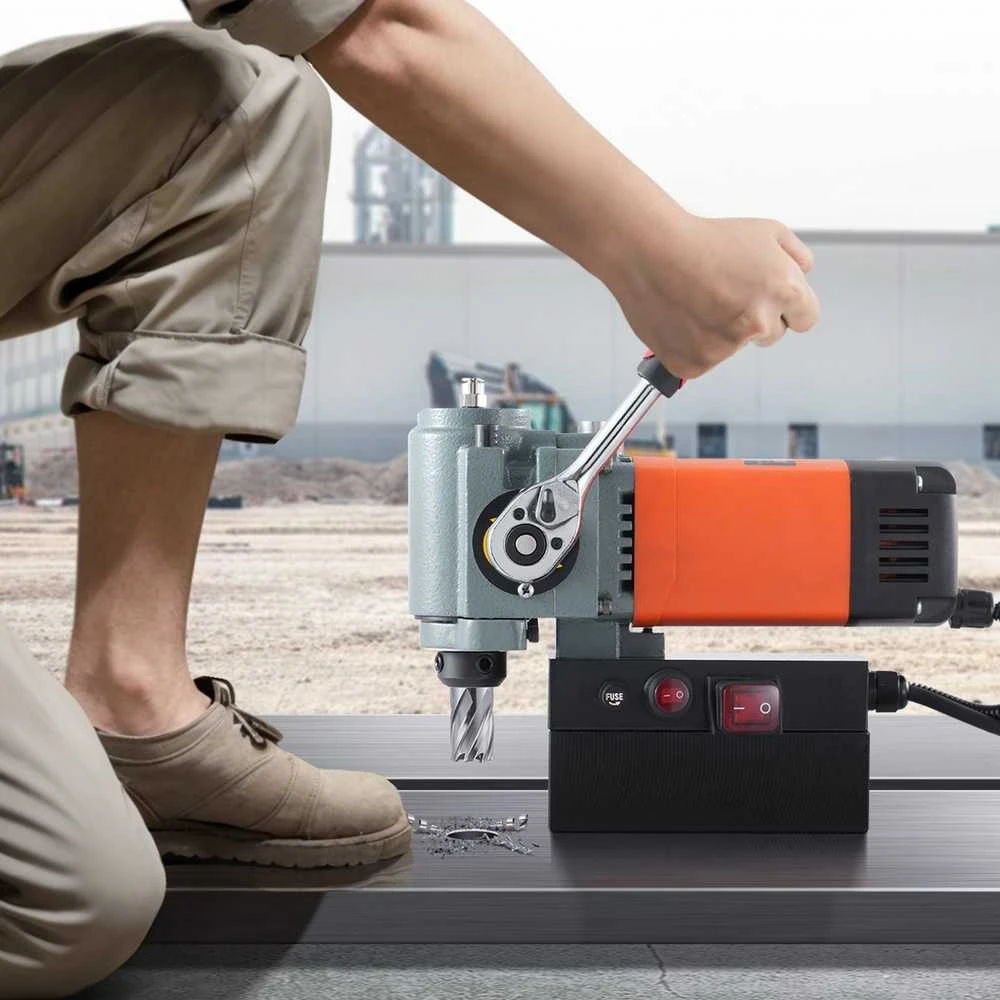 Magnetinis gręžimo stakles 1300W metalo gręžimui, žemo profilio nešiojamas magnetinis gręžtuvas, lengvas magnetinis šerdies gręžtuvas, kompaktiškas magnetinis gręžimo stakles