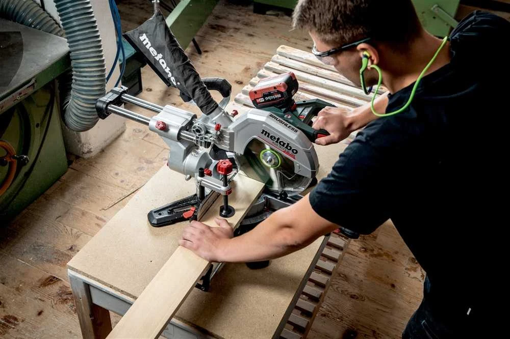 Metabo Belaidis kampinis pjūklas su 254 mm ašmenimis, skirtas medienos apdirbimui, nešiojamas pjūklas, kampinis pjūklas, skersinis pjūklas