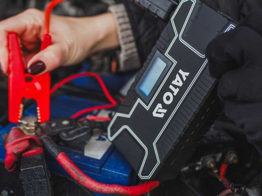 Nešiojamas užvedimo įrenginys, 12000mAh su LCD ekranu, automobiliams, motociklams ir avariniam maitinimui