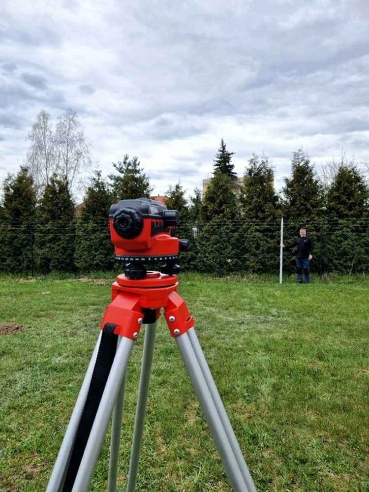 Optinis nivelyras geodezijai, tikslus prietaisas su trikoju ir 5 metrų matuokle, statybos niveliavimo įrankis, geodezinė niveliavimo įranga