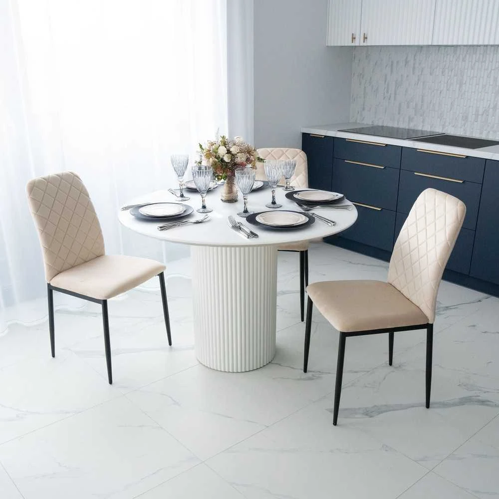 Smėlio spalvos velvetinis valgomojo kėdė, geometrinio dygsniavimo minkšta sėdynė, metalinės kojos, virtuvės kėdė, modernus valgomojo baldas