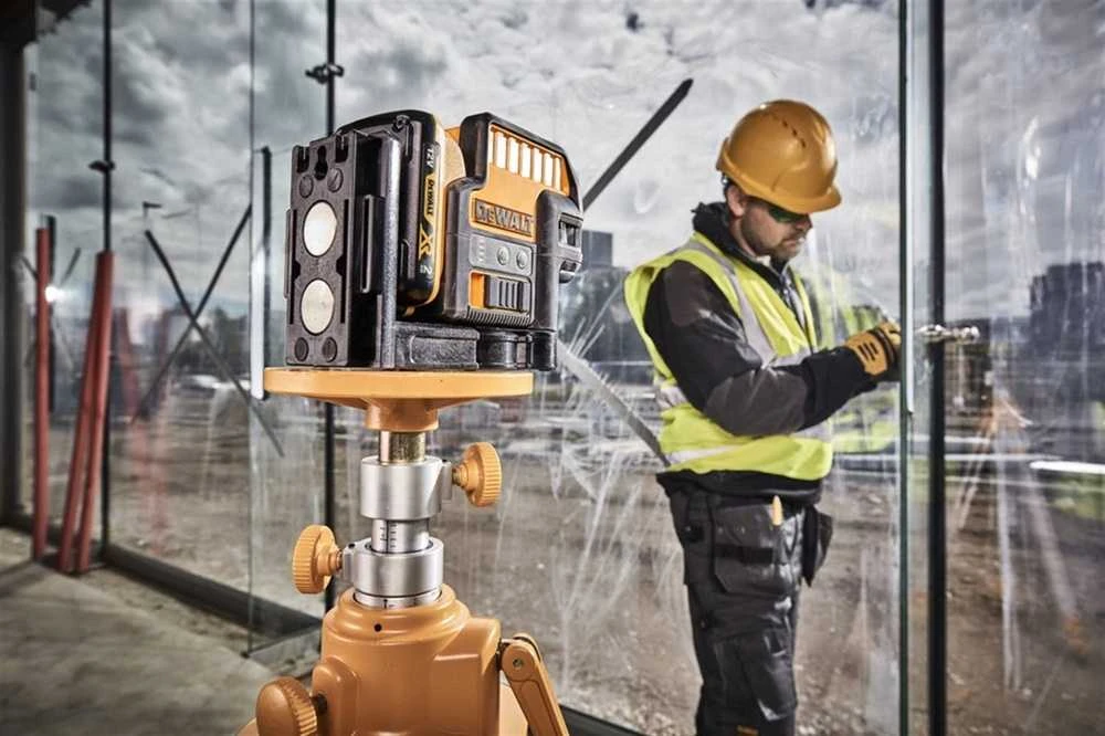 Kryžminis lazerinis nivelyras DeWalt DCE0825D1G žalias