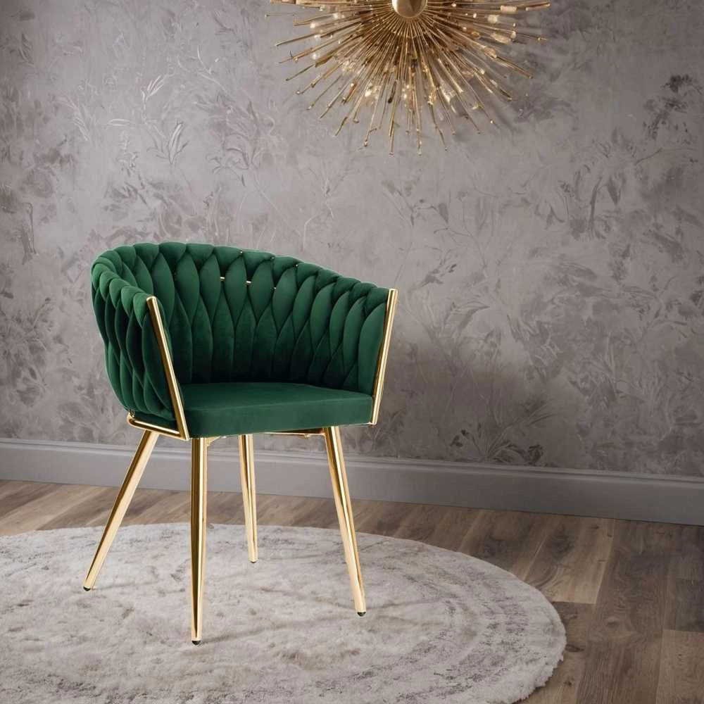 Žalios aksominės kėdės su aukso spalvos detalėmis, modernios, glamūrinės, valgomojo, svetainės