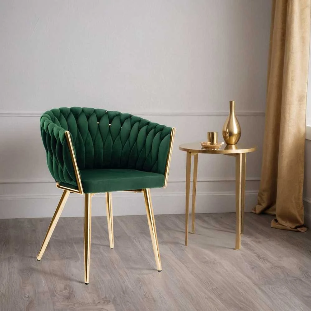 Žalios aksominės kėdės su aukso spalvos detalėmis, modernios, glamūrinės, valgomojo, svetainės