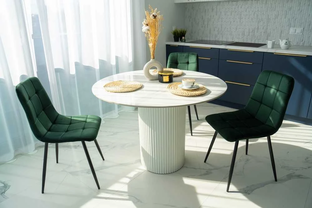 Žalios aksominės valgomojo kėdės, metalinėmis kojomis, dygsniuotos, modernios, virtuvės, svetainės