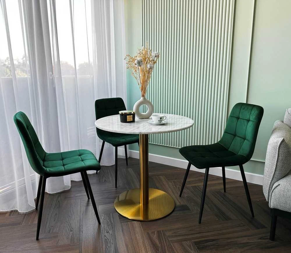 Žalios aksominės valgomojo kėdės, metalinėmis kojomis, dygsniuotos, modernios, virtuvės, svetainės