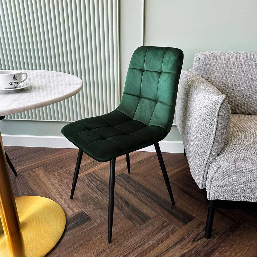 Žalios aksominės valgomojo kėdės, metalinėmis kojomis, dygsniuotos, modernios, virtuvės, svetainės